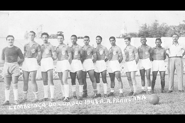A nossa homenagem hoje à centenária A.A. Francana. O leitor Jerônimo de Souza e seu filho Hélio nos mandam esta foto da equipe que os mais vividos nunca se esqueceram, lá dos anos 1948-1950. Muitos sabem a escalação de cor: Marreco, Antero e Amauri. Tuti,